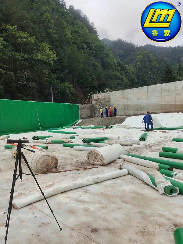 石油开采污水池鲁蒙防渗膜铺设注意事项