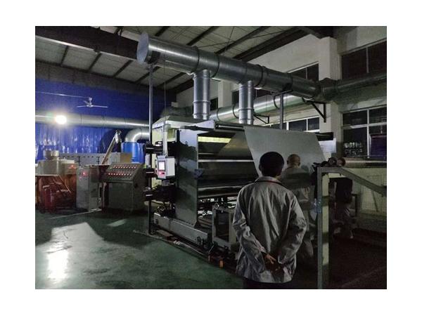 鲁蒙生产人员加班加点生产高分子卷材满足客户需求